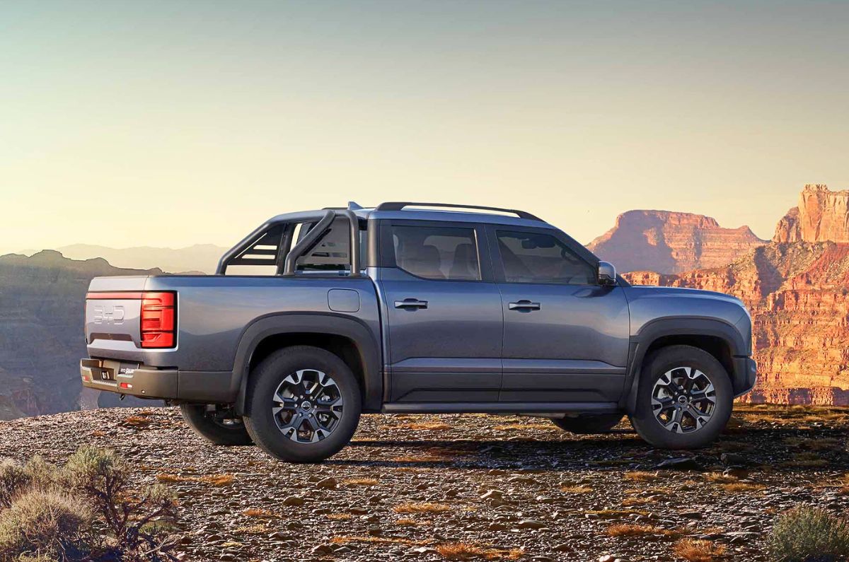 BYD Shark pickup truck unveiled with 435hp PHEV powertrain - Image 2